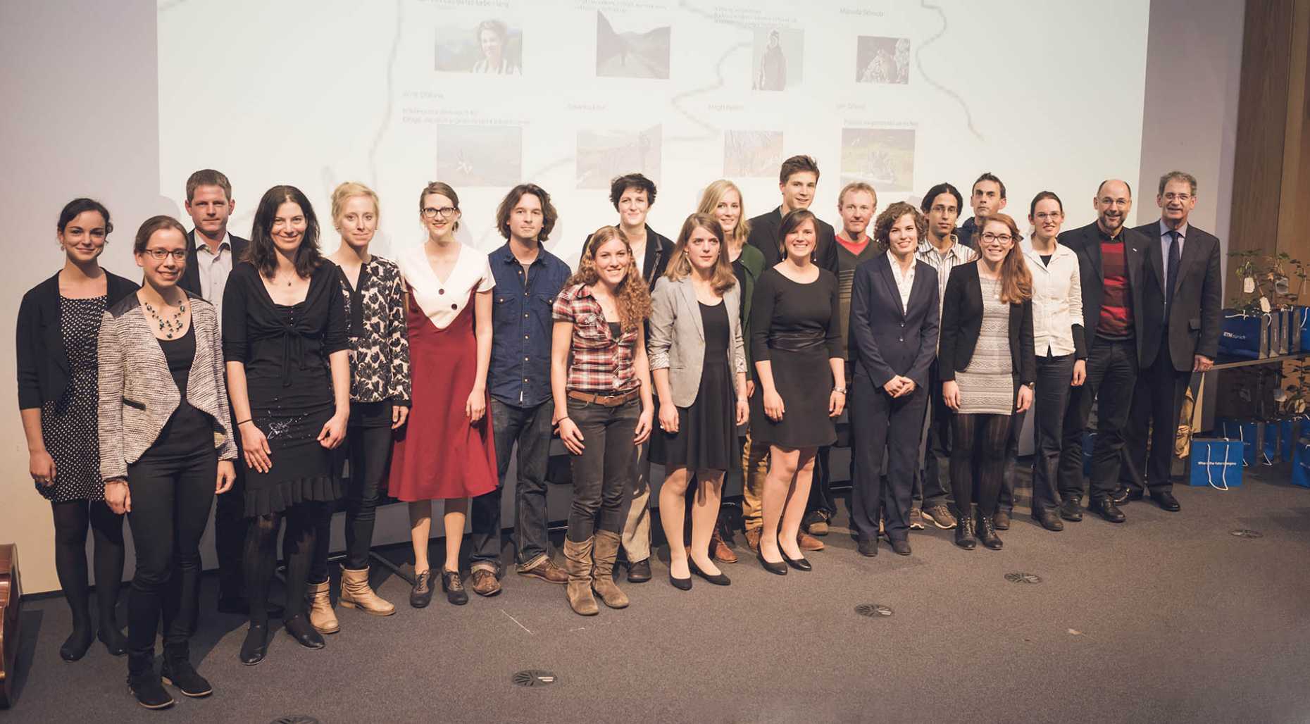 Enlarged view: Bild der Absolventinnen und Absolventen an der Masterfeier 2015